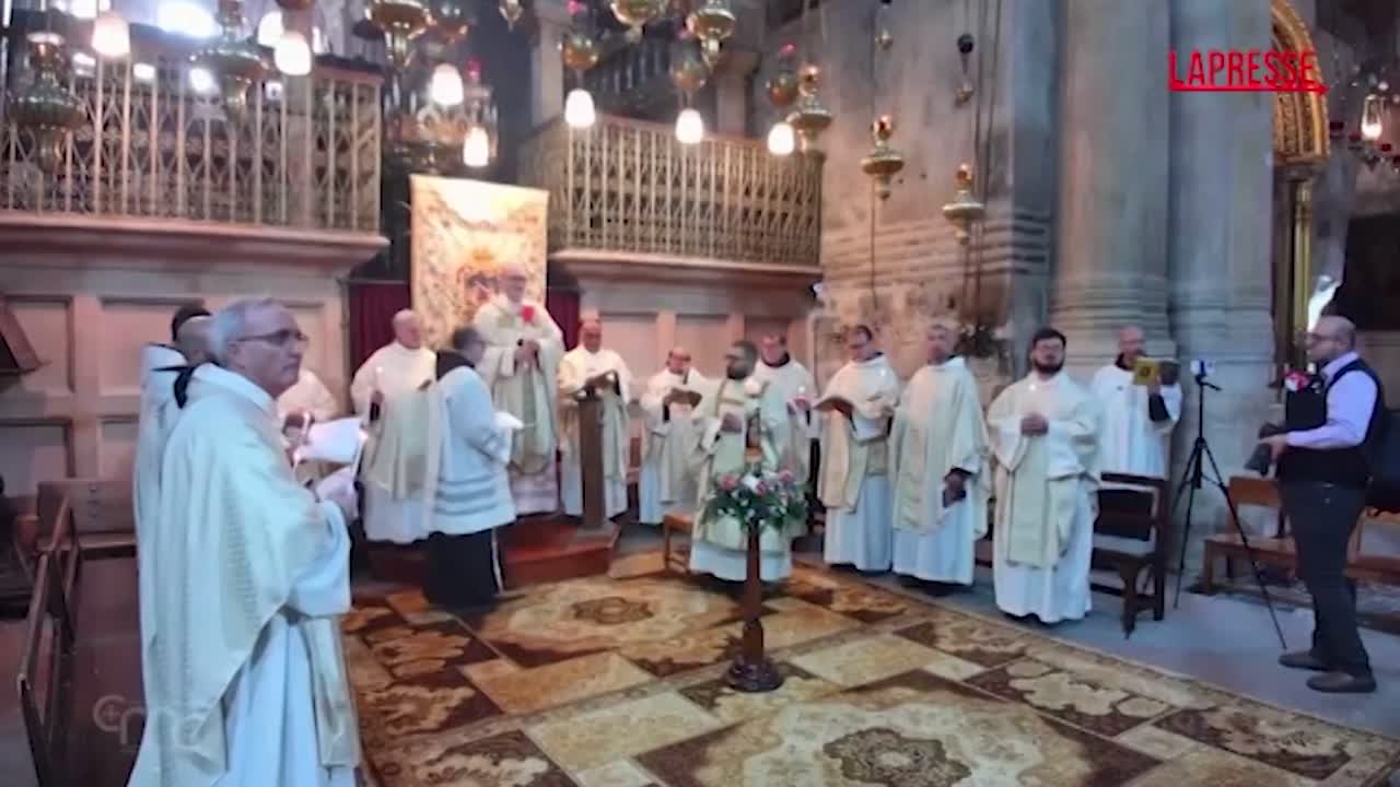 israele cardinale pizzaballa celebra la messa del sabato santo nella basilica del santo sepolcro