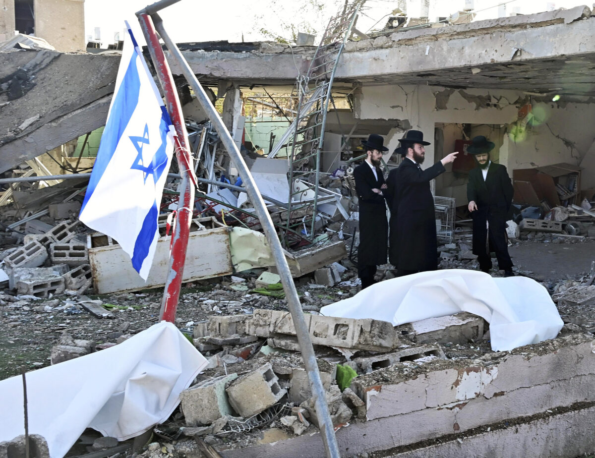 Le macerie provocate da un missile iraniano contro la città israeliana di Dimona. (The Yomiuri Shimbun via AP Images)