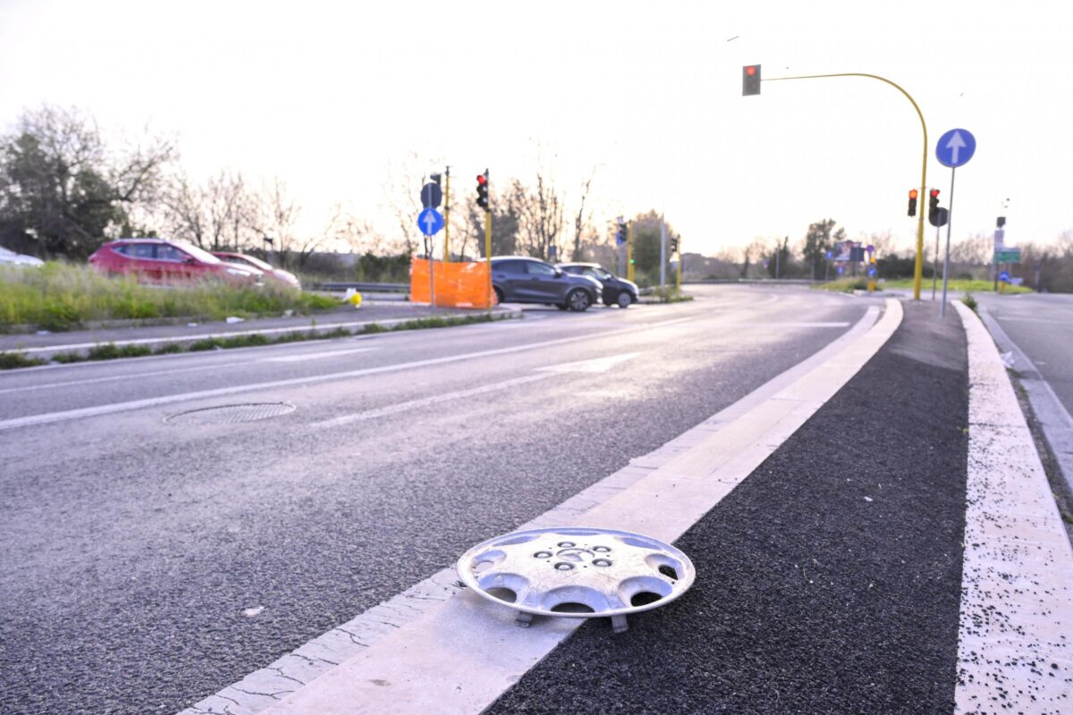 roma scontro tra auto 2 morti e bimbi estratti dalle lamiere da Lapresse.it roma scontro tra auto 2 morti e bimbi estratti dalle lamiere