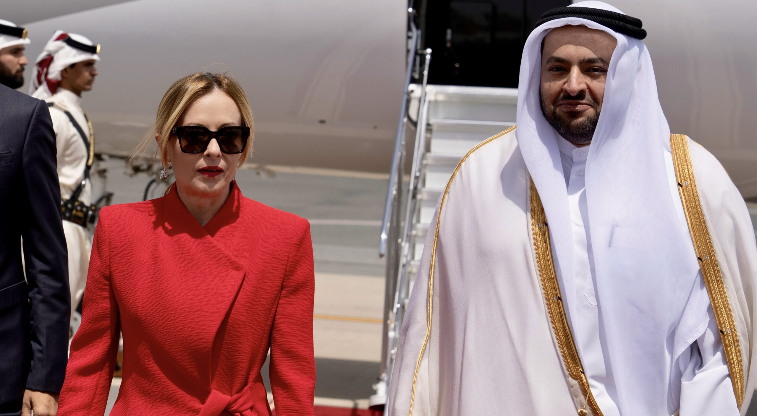 Meloni chiude la missione nel Golfo, focus su energia e diplomazia. L’opposizione attacca la premier
