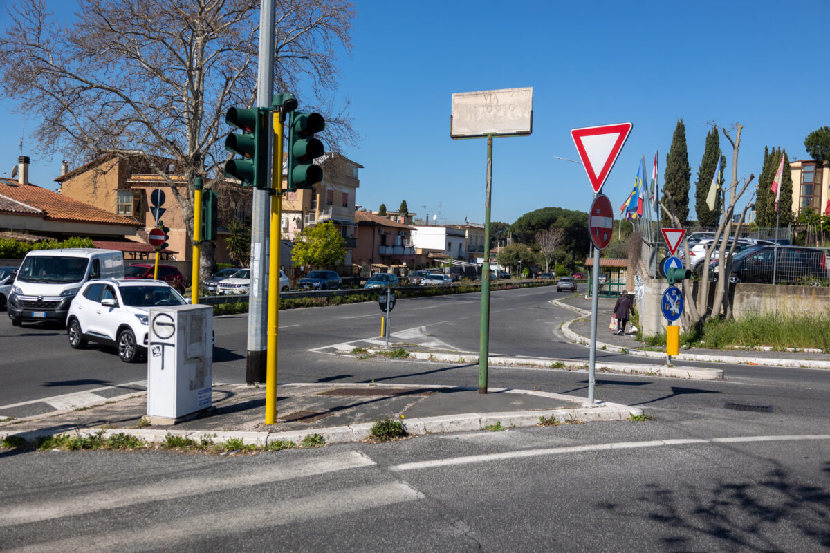 Roma, scontro tra auto: 2 morti e 2 ragazze estratte dalle lamiere