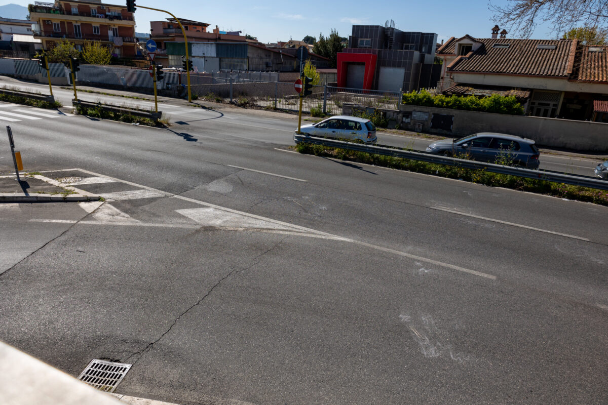 Roma, scontro tra auto: 2 morti e 2 ragazze estratte dalle lamiere
