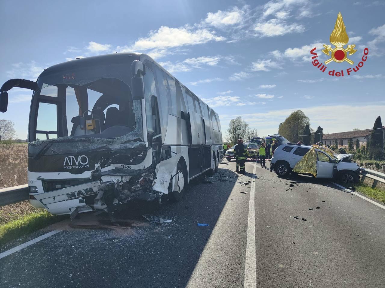 venezia scontro auto bus un morto e 5 feriti