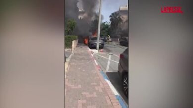 Israele, auto avvolta dalle fiamme dopo un attacco iraniano a pochi passi da Tel Aviv