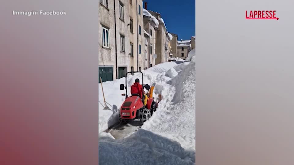 Maltempo in Molise, Capracotta dopo la nevicata record: al lavoro per liberare le strade