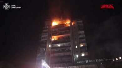 Ucraina, condominio in fiamme dopo un attacco russo su Sumy
