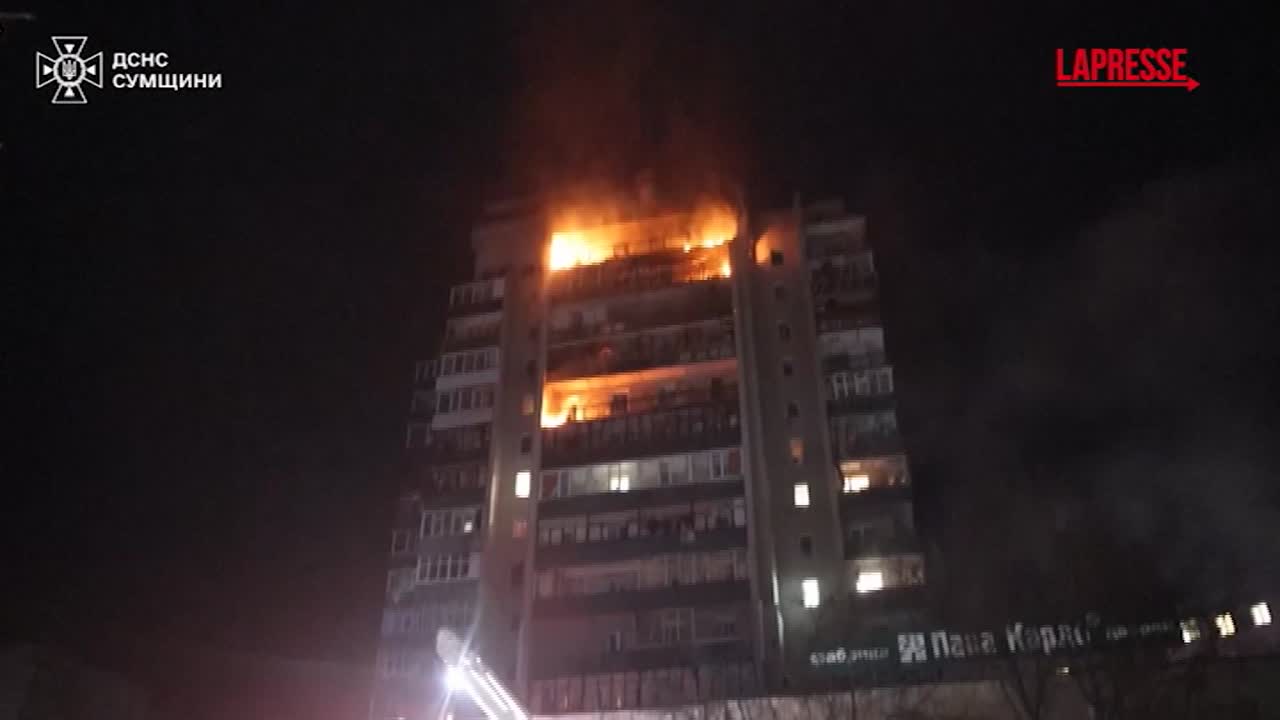 ucraina condominio in fiamme dopo un attacco russo su sumy