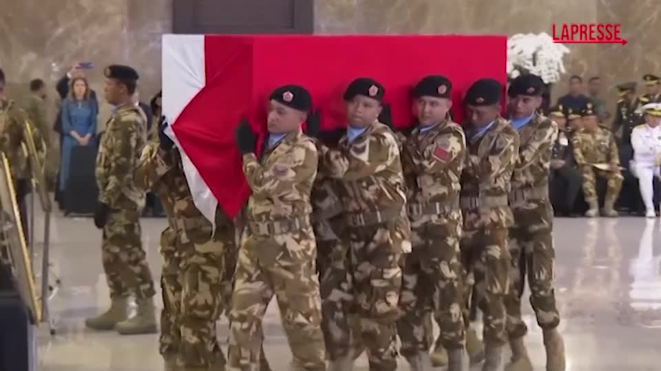 indonesia grande cerimonia con il presidente prabowo per l arrivo delle salme dei caschi blu uccisi in libano