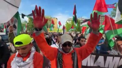 Milano, corteo pro Pal in marcia con tute arancioni e manette