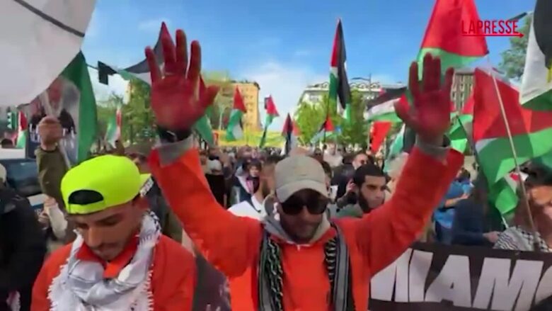 Milano, corteo pro Pal in marcia con tute arancioni e manette