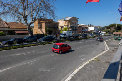 Roma, scontro tra auto: 2 morti e 2 ragazze estratte dalle lamiere