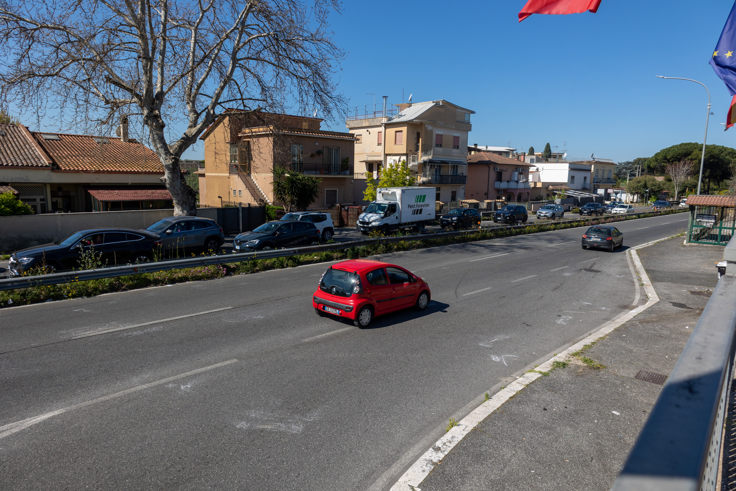 Roma, scontro tra auto: 2 morti e 2 ragazze estratte dalle lamiere