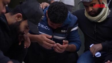 Gaza, quattro palestinesi morti in raid israeliano: i funerali delle vittime