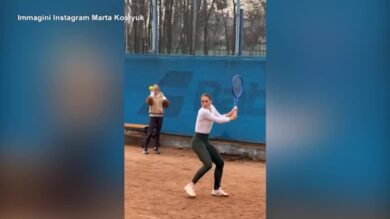 Ucraina, la tennista Marta Kostyuk si allena a Kiev mentre risuona l'allarme antiaereo