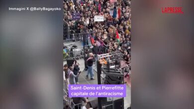 Attacchi razzisti al sindaco di Saint-Denis, migliaia in piazza gridano: "Siamo tutti antifascisti"