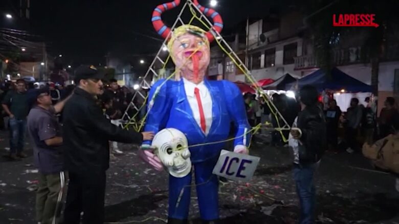 Messico, nel 'rogo di Giuda' bruciato manichino di Donald Trump