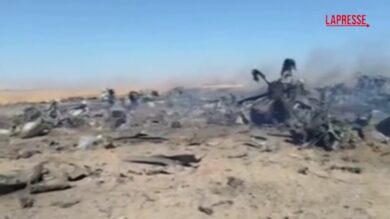 Iran, aereo americano abbattuto: il video dei resti del velivolo