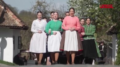 Ungheria, la tradizione pasquale di Hollókő: donne bagnate con secchi d'acqua