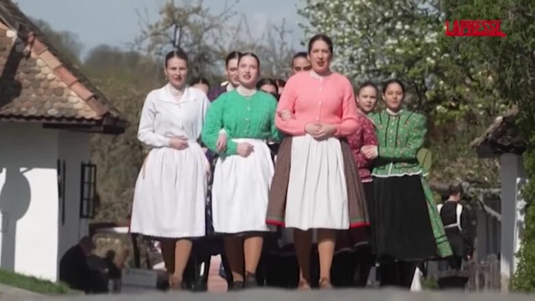 Ungheria, la tradizione pasquale di Hollókő: donne bagnate con secchi d'acqua