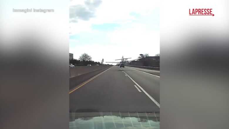 Usa, aereo atterra in autostrada in Pennsylvania