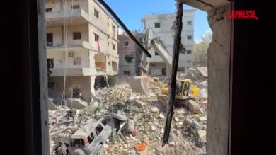 Libano, attacco israeliano a Beirut: escavatore tra le macerie di un quartiere distrutto