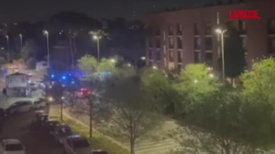 Roma, accoltella la moglie e si barrica in casa: l'arrivo della polizia