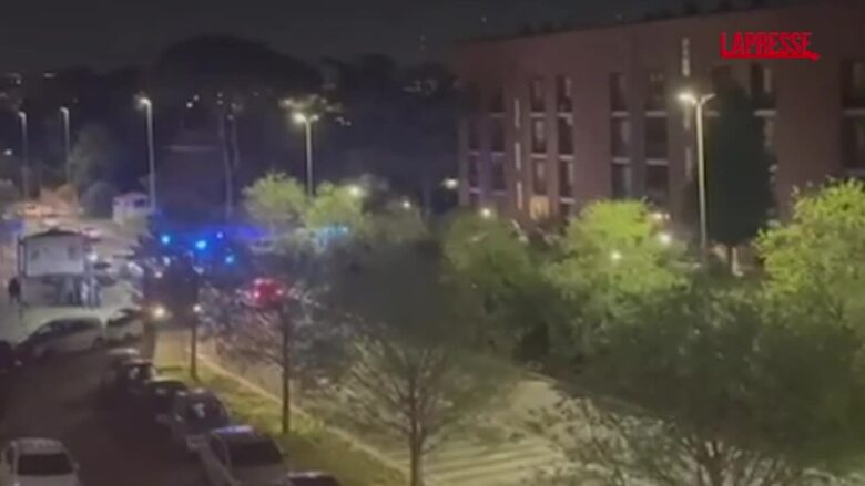 Roma, accoltella la moglie e si barrica in casa: l'arrivo della polizia