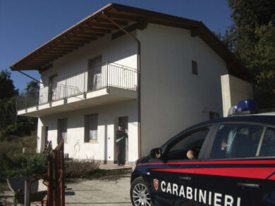 Colleferro, picchia la compagna e la fa cadere dalle scale: arrestato un 55enne