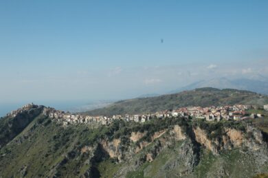 Cosenza, precipita ultraleggero: salvi due occupanti