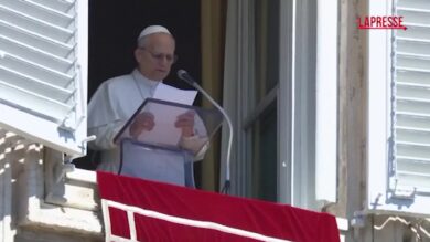 Papa Leone XIV ricorda Francesco al Regina Caeli, applausi in Piazza San Pietro
