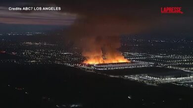 Piromane appicca il fuoco dentro un magazzino in California: il gigantesco incendio visto dal cielo