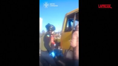 Ucraina, drone russo contro autobus su Nikopol uccide 4 persone: le immagini subito dopo l'attacco