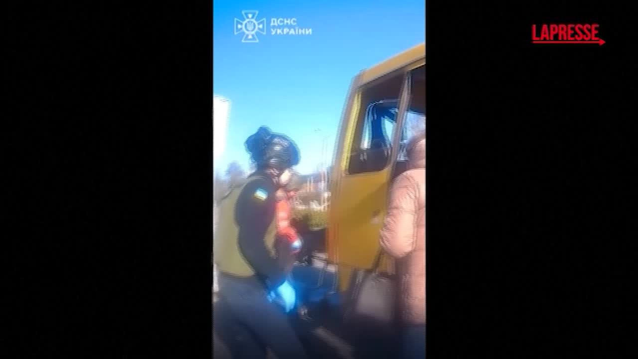 ucraina drone russo contro autobus su nikopol uccide 4 persone le immagini subito dopo l attacco da Lapresse.it ucraina drone russo contro autobus su nikopol uccide 4 persone le immagini subito dopo l attacco