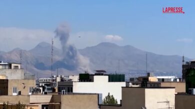 Iran, colonne di fumo su Teheran: gli aerei colpiscono la città prima della scadenza dell'ultimatum