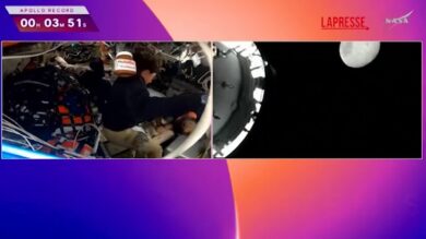 Artemis II, ecco il momento in cui un barattolo di Nutella fluttua nella navicella