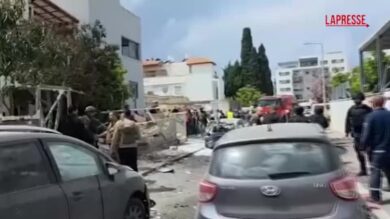 Israele, città del nord colpita da razzo di Hezbollah: distrutti auto ed edifici