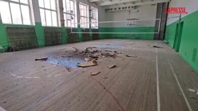 Ucraina, banchi di scuola tra le macerie dopo un attacco su Kherson