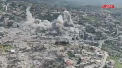 Iran, militari israeliani mostrano esplosioni in un villaggio libanese