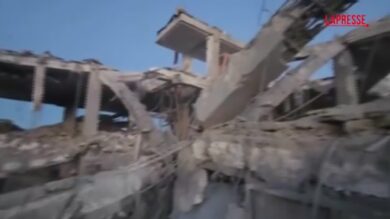 Iran, soccorritori scavano tra le macerie a Teheran dopo un attacco aereo