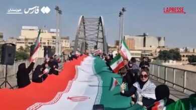 Iran, catene umane sui ponti per difendere le infrastrutture