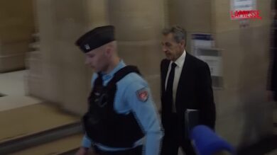 Francia, Sarkozy arriva al tribunale di Parigi insieme a Carla Bruni: "Sono innocente"