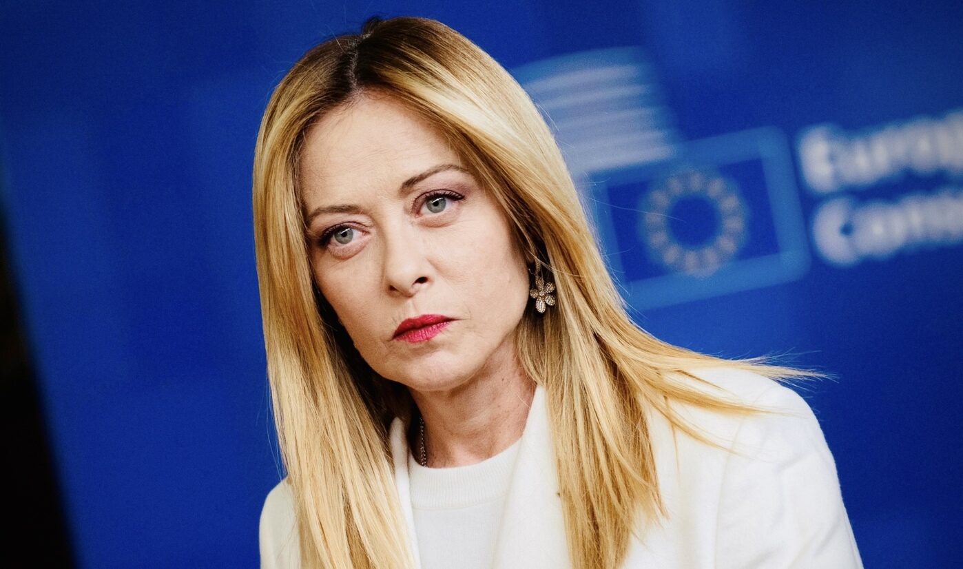 Meloni e il selfie con pentito del clan Senese, polemiche e replica della premier: “Solo fango”