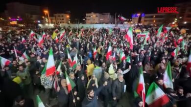 Iran, a Teheran i manifestanti bruciano le bandiere di Stati Uniti e Israele