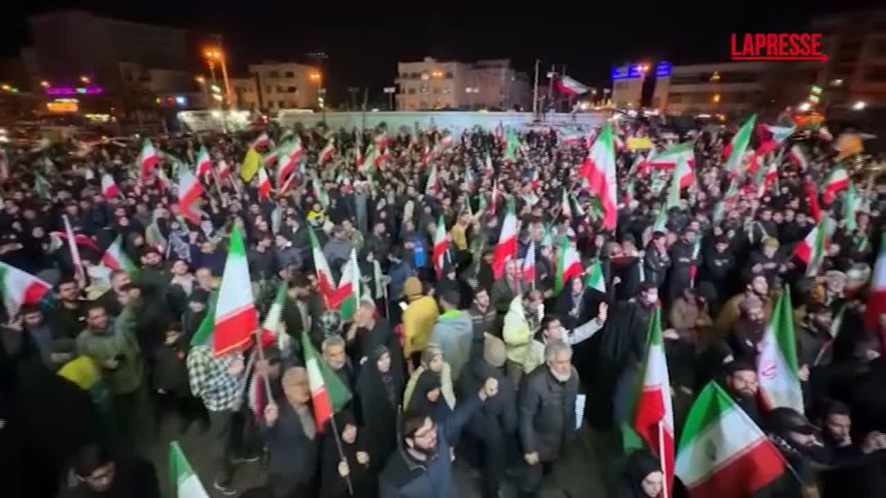 iran a teheran i manifestanti bruciano le bandiere di stati uniti e israele da Lapresse.it iran a teheran i manifestanti bruciano le bandiere di stati uniti e israele