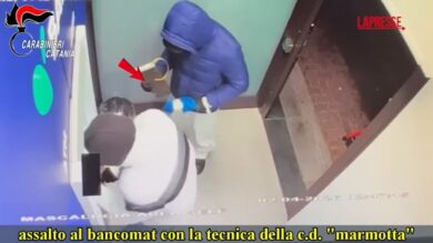 Catania, fanno saltare in aria un bancomat con dell'esplosivo: arrestati un uomo e una donna