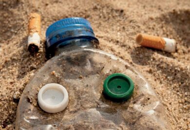 Plastica e mozziconi di sigarette, l’emergenza rifiuti sulle spiagge