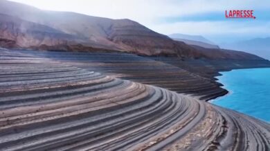 Cina, “anelli di Saturno” emergono dal fondo del lago: lo spettacolo del Bandir Blue