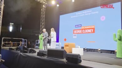 George Clooney a Cuneo: sul palco saluta il pubblico in italiano
