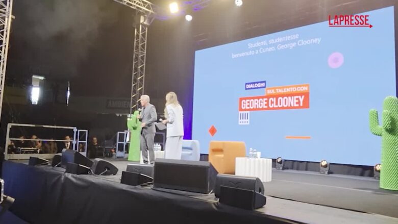 George Clooney a Cuneo: sul palco saluta il pubblico in italiano