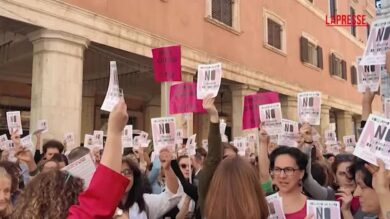 Ddl violenza donne, protesta davanti al Senato: "Tornare al testo base. Senza consenso è stupro"
